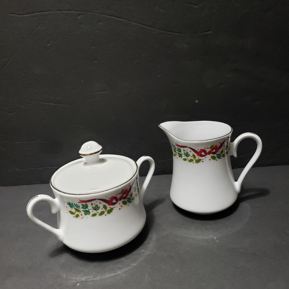 Vintage 1994 DOMESTICATIONS "Christmas" Sugar & Creamer Set3